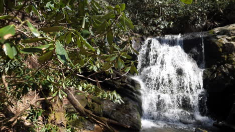 toma amplia en cámara lenta de una cascada de montaña filmada a 180 fotogramas por segundo