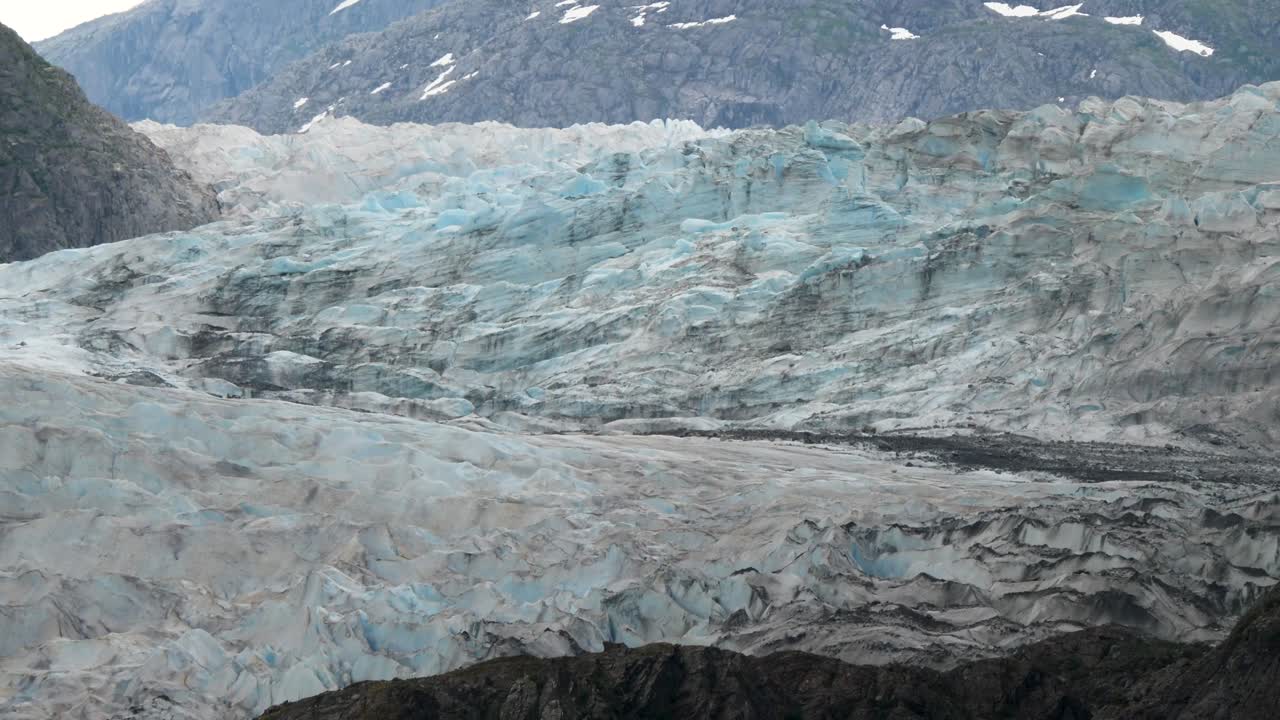 un primer plano del glaciar mendenhall, en alaska.