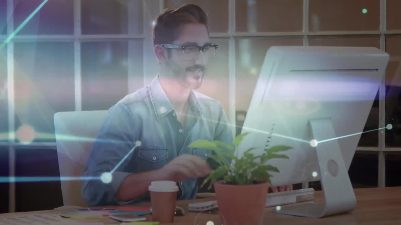 animación de redes de conexiones sobre empresario caucásico usando computadora