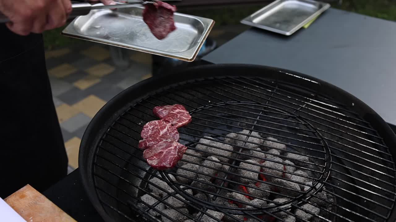 나무 석탄 그릴에 스테이크를 기