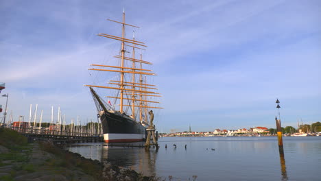 El-Antiguo-Velero-Passat-Se-Encuentra-En-El-Puerto-De-Lübeck-Travemuende.