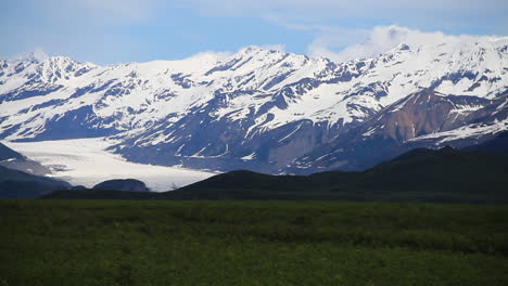 Montañas-Cubiertas-De-Nieve-Con-Glaciar-En-Alaska