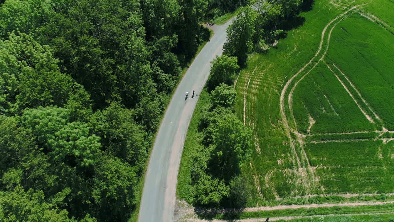 bycicle 조감도를 타고 두 명의 자전거 타는 사람