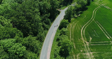 Two-Cyclist-Riding-Bycicle-Vista-Aérea-View