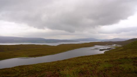 Paisaje-Escocés-De-Un-Pequeño-Lago-En-La-Isla-De-Skye-Con-La-Isla-De-Raasay-En-El-Fondo