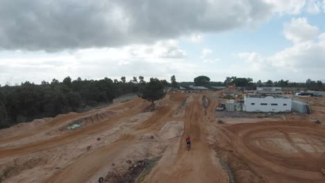 corredor muy rápido en medio de la pista