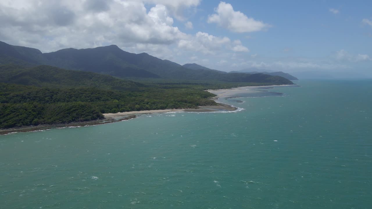 playa tropical y selva tropical junto al mar de coral