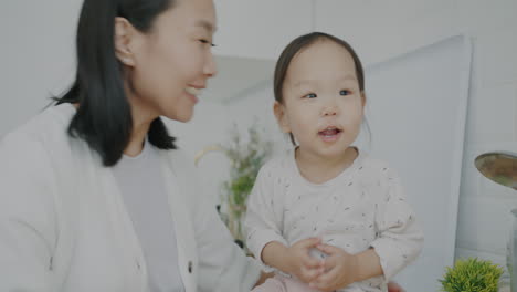 부에서 어머니와 딸