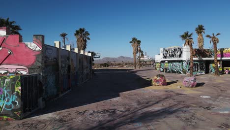 una toma aérea de pasar por edificios misteriosos y abandonados en el medio de la nada.