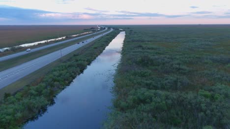 Drone-Volando-Hacia-Atrás-En-La-Autopista-75-En-Alligator-Ally-De-Florida