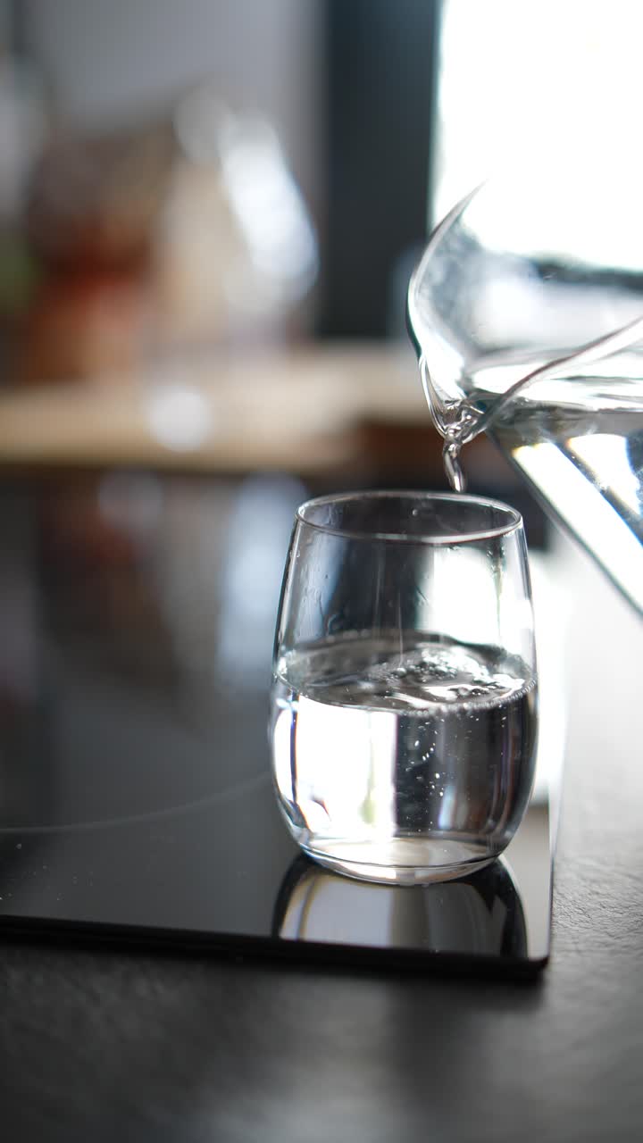 vertiendo agua en un vaso