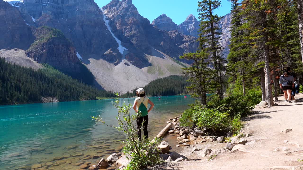 Donna che si gode il paesaggio al lago Moraine