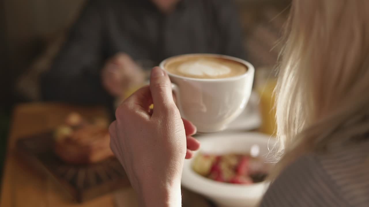 커플 이 카페 에서 아침 식사를 즐기고 있다