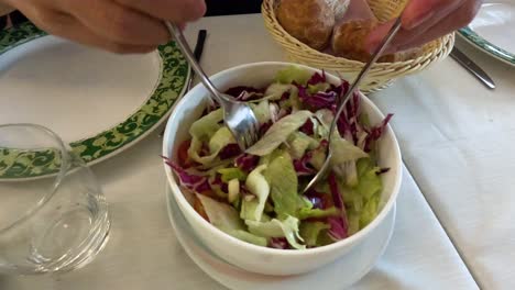 lanzando ensalada fresca en una mesa de comedor