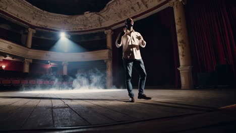 hombre actuando en el escenario