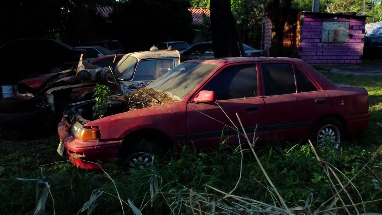 coches abandonados en uno de los depósitos de chatarra de paraguay