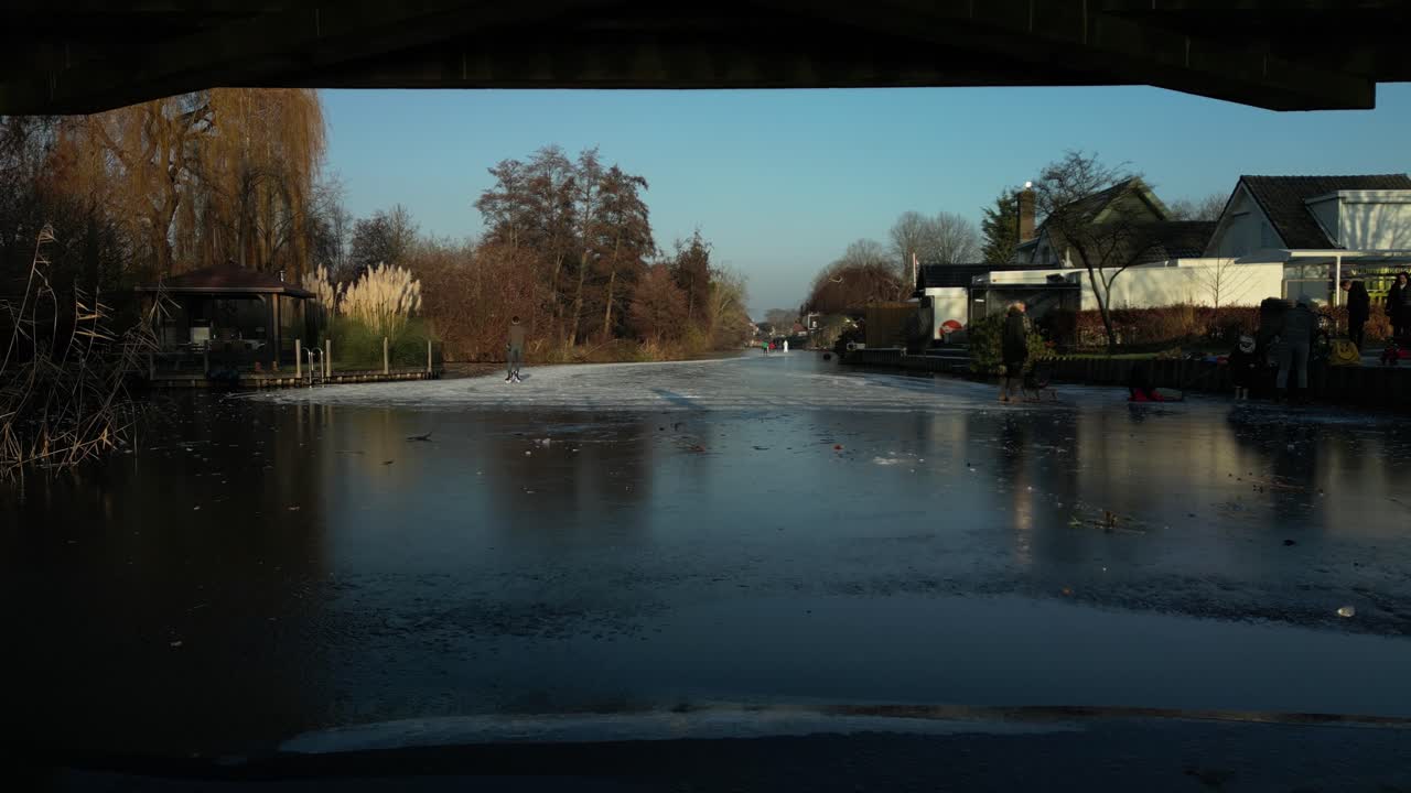 얼어붙은 강에서 야외 스케이트를 타는 남자