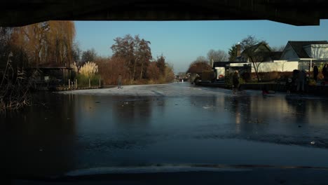 Ein-Mann,-Der-Im-Freien-Auf-Einem-Zugefrorenen-Fluss-Schlittschuh-Läuft