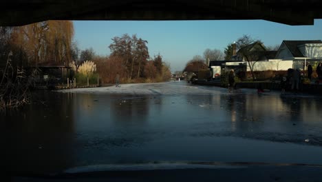 un hombre patinando sobre hielo al aire libre en un río congelado