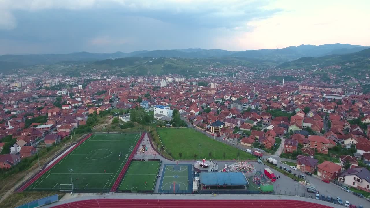 campo deportivo al lado del parque de atracciones en la ciudad novi pazar en serbia europa en una tarde nublada, avance aéreo