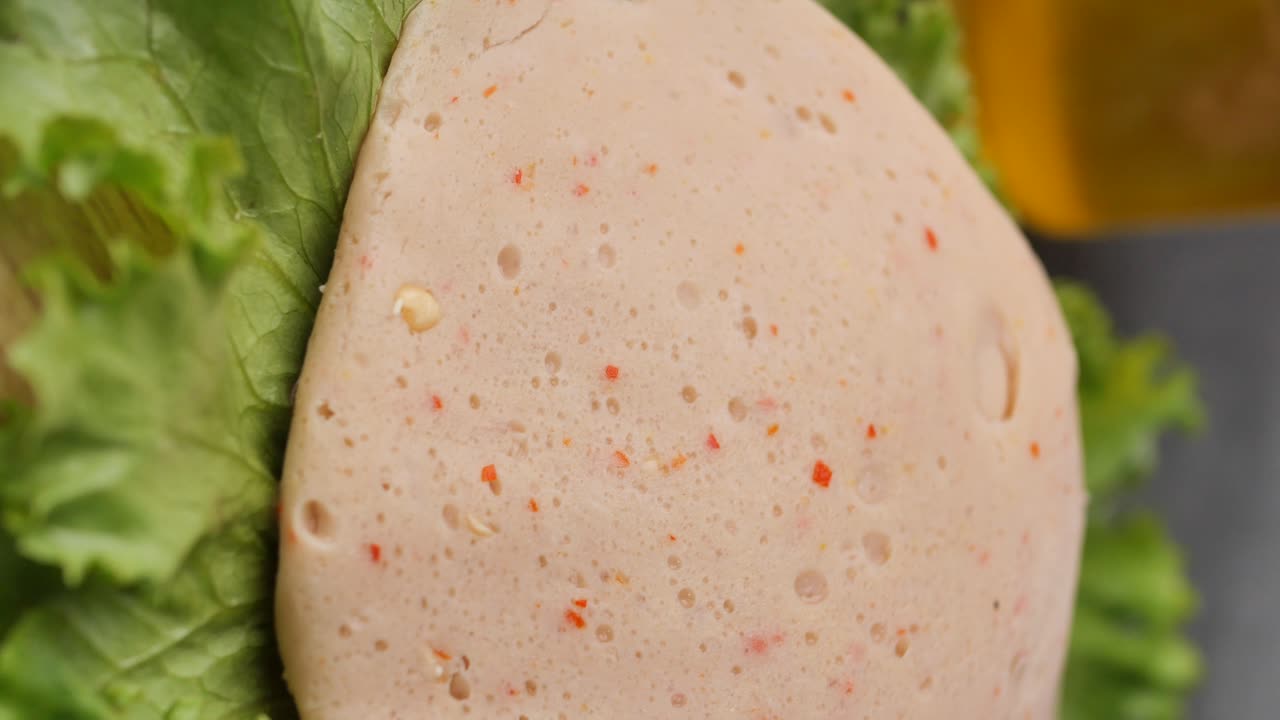 러드 위에 개진 소시지