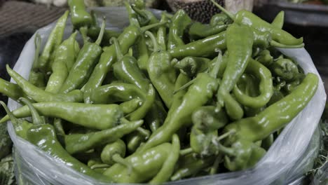 Chile-Verde-Orgánico-Fresco-En-La-Tienda-De-Verduras-A-La-Venta-Por-La-Noche