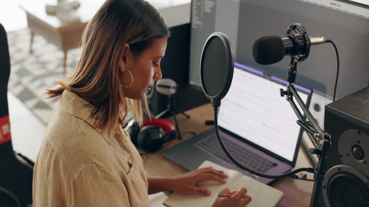 artista rilassante, donna e scrittura di testi