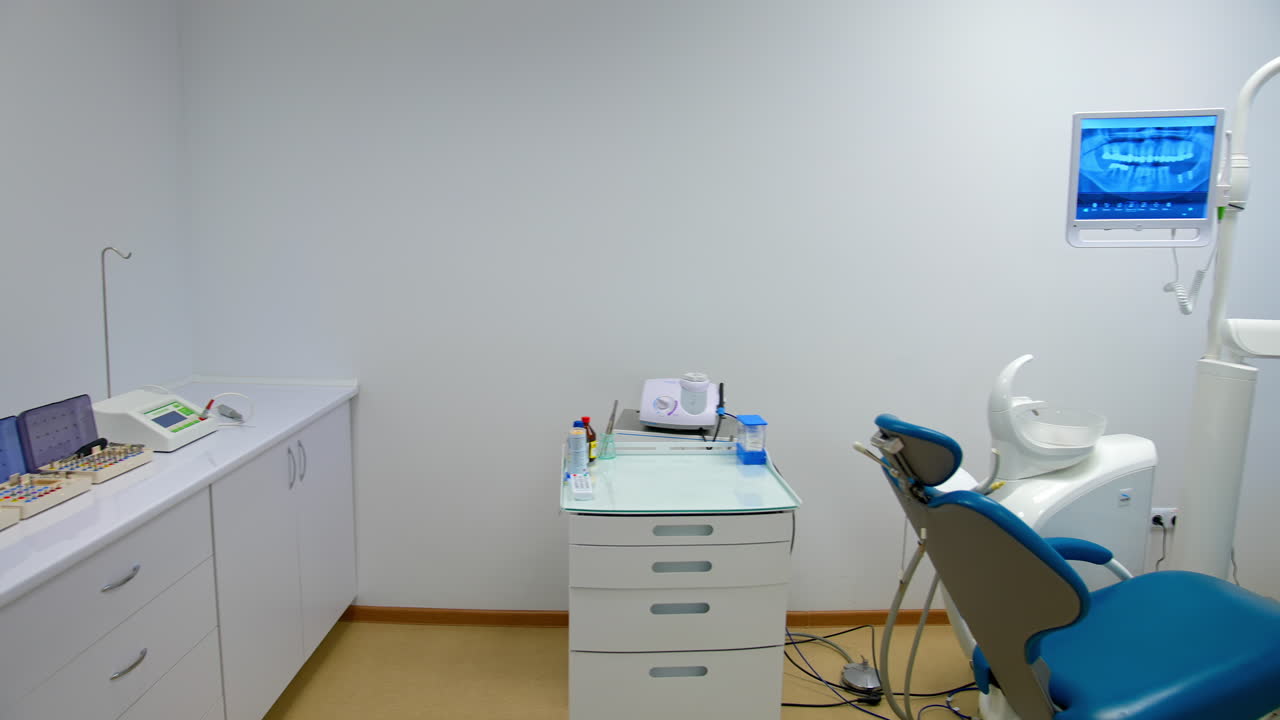 Consultorio médico de odontología. Interior de consultorio con equipo dental en la clínica dental.