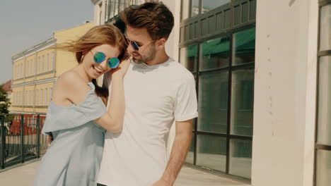 una pareja feliz caminando por la calle.