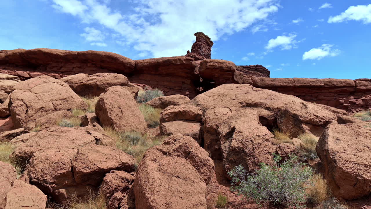 vista escénica de formaciones de roca roja en el paisaje desértico de utah en un día soleado