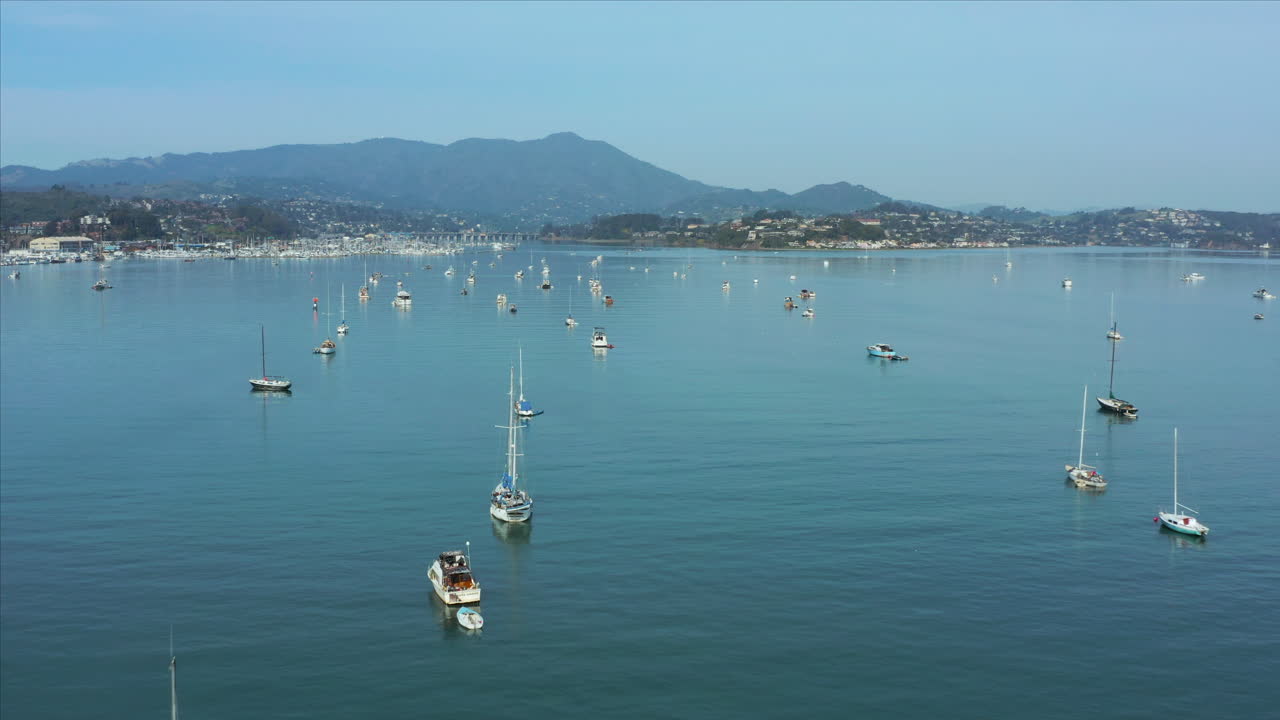 Filmato aereo di barche ormeggiate nella bellissima città di Sausalito, nell'area della Baia di San Francisco, California, USA
