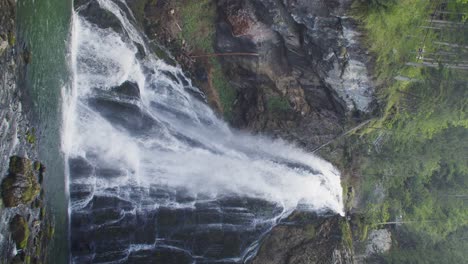 Sensacional-Disparo-Vertical-De-La-Cascada-De-Golling-Cerca-De-Salzburgo-En-Austria,-Día