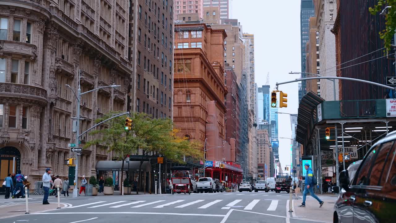 New York, USA, 5 ottobre 2025: Edificio Alwyn Court e traffico stradale a Manhattan. Architettura storica dell'Alwyn Court sulla 58esima Strada con un taxi giallo e automobili.