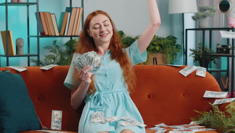 exitosa mujer de negocios rica contando dinero animándose con altas ganancias juego de lotería ganar