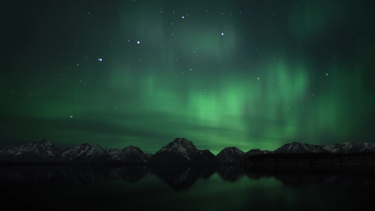 Aurora Boreale su montagne e lago.