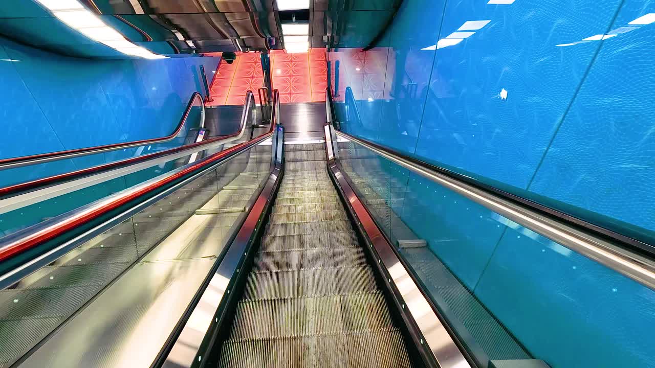 활기찬 지하철 역 에서 에스컬레이터 를 내려가고 있다