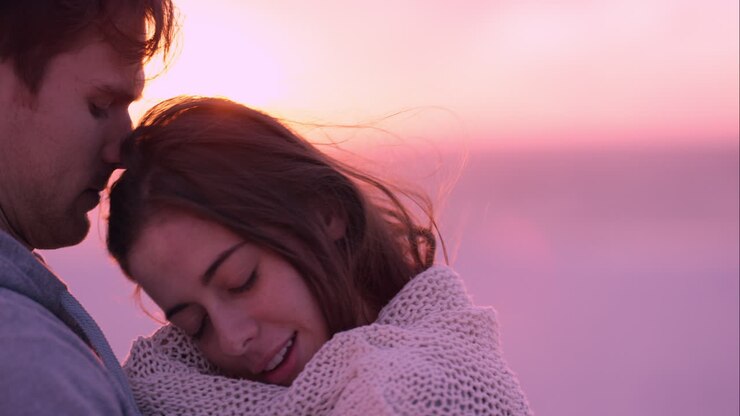 Coppia infelice che si abbraccia, donna triste consolata dal partner sulla spiaggia al tramonto, in slow motion, RED DRAGON.