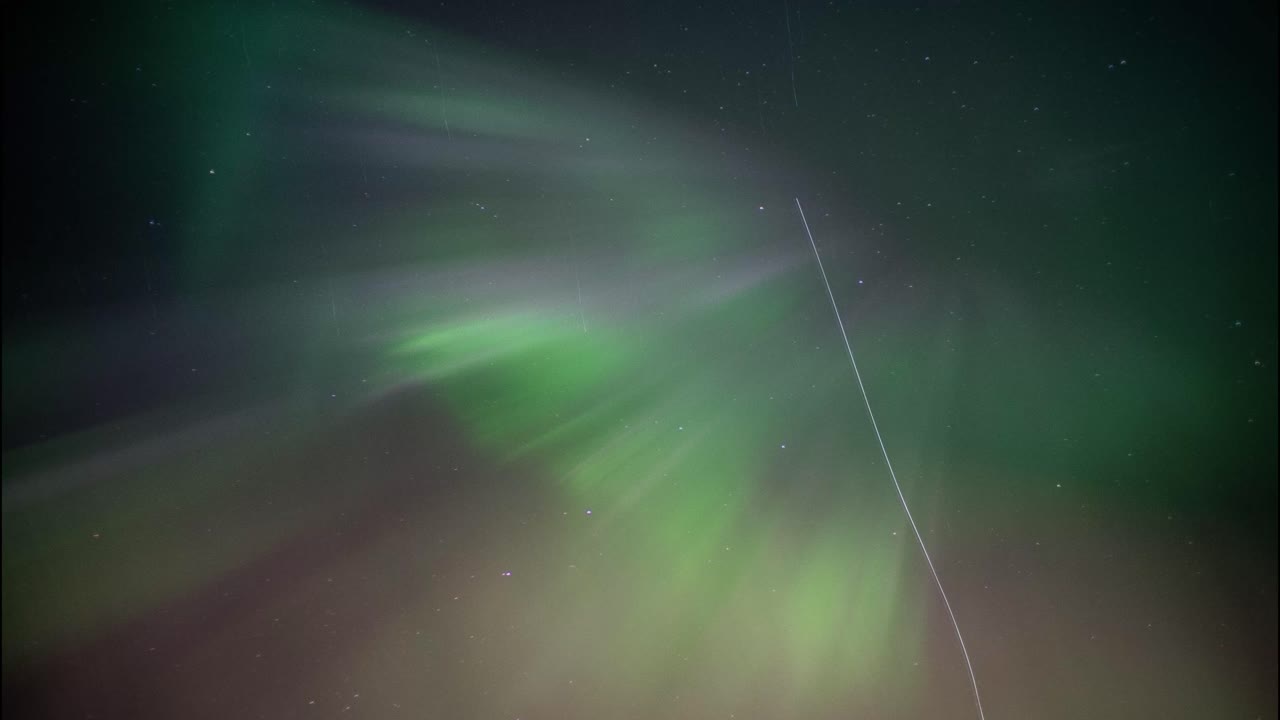 espectacular espectáculo de la aurora boreal visto desde abajo mirando hacia arriba