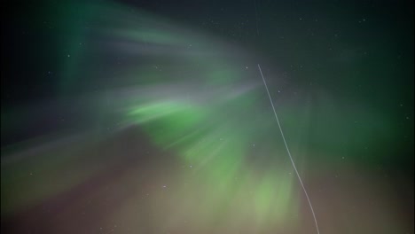 Impresionante-Espectáculo-De-Aurora-Boreal-Vista-Desde-Abajo-Mirando-Hacia-Arriba