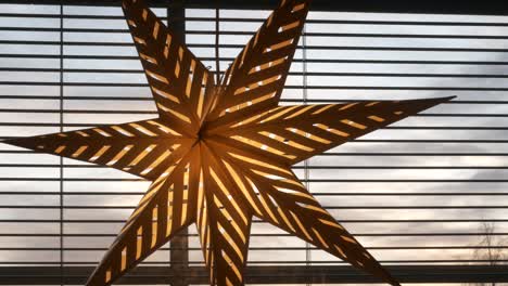 nubes de tormenta oscuras a la deriva detrás de la decoración de estrellas de navidad en la ventana