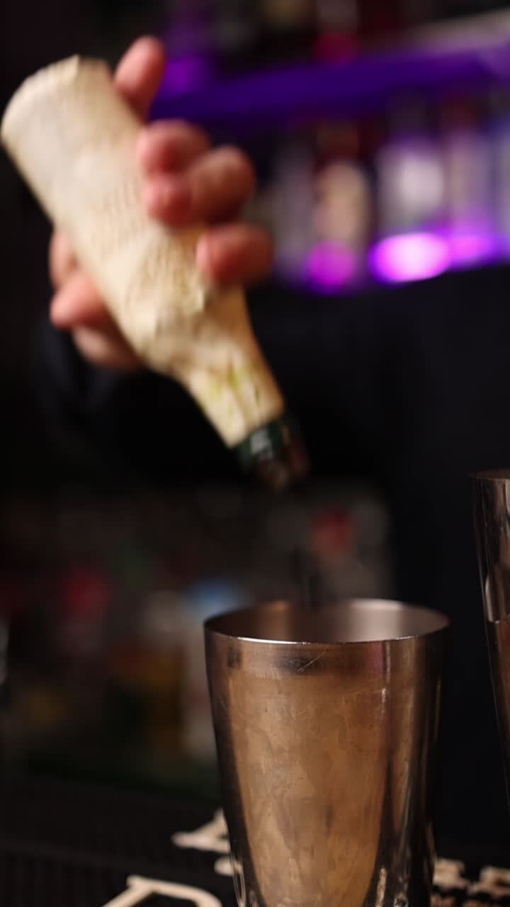 Preparare un cocktail con bitter