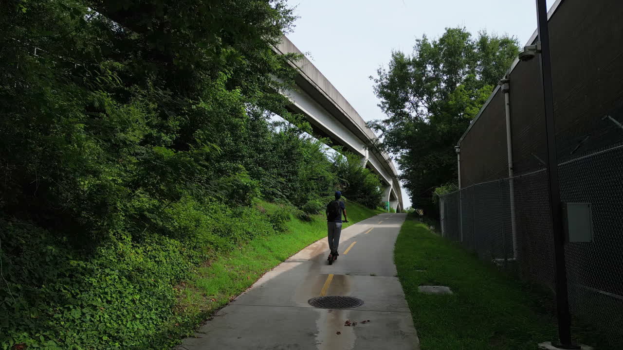 현대적 인 개인 이동성 솔루션을 사용하는 소녀의 뒷면