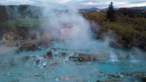 el baño de aguas termales y la cascada en saturnia, toscana, italia, cerca de siena y grosseto
