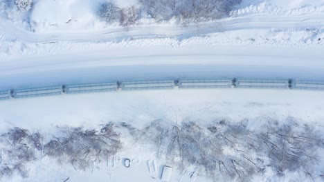 Una-Vista-De-Pájaro-De-Un-Tren-Nevado-Que-Viaja-A-Través-De-Los-Bosques-En-El-Escudo-Canadiense