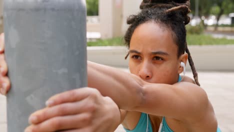 vista frontal de una joven mujer afroamericana haciendo ejercicio en la ciudad 4k