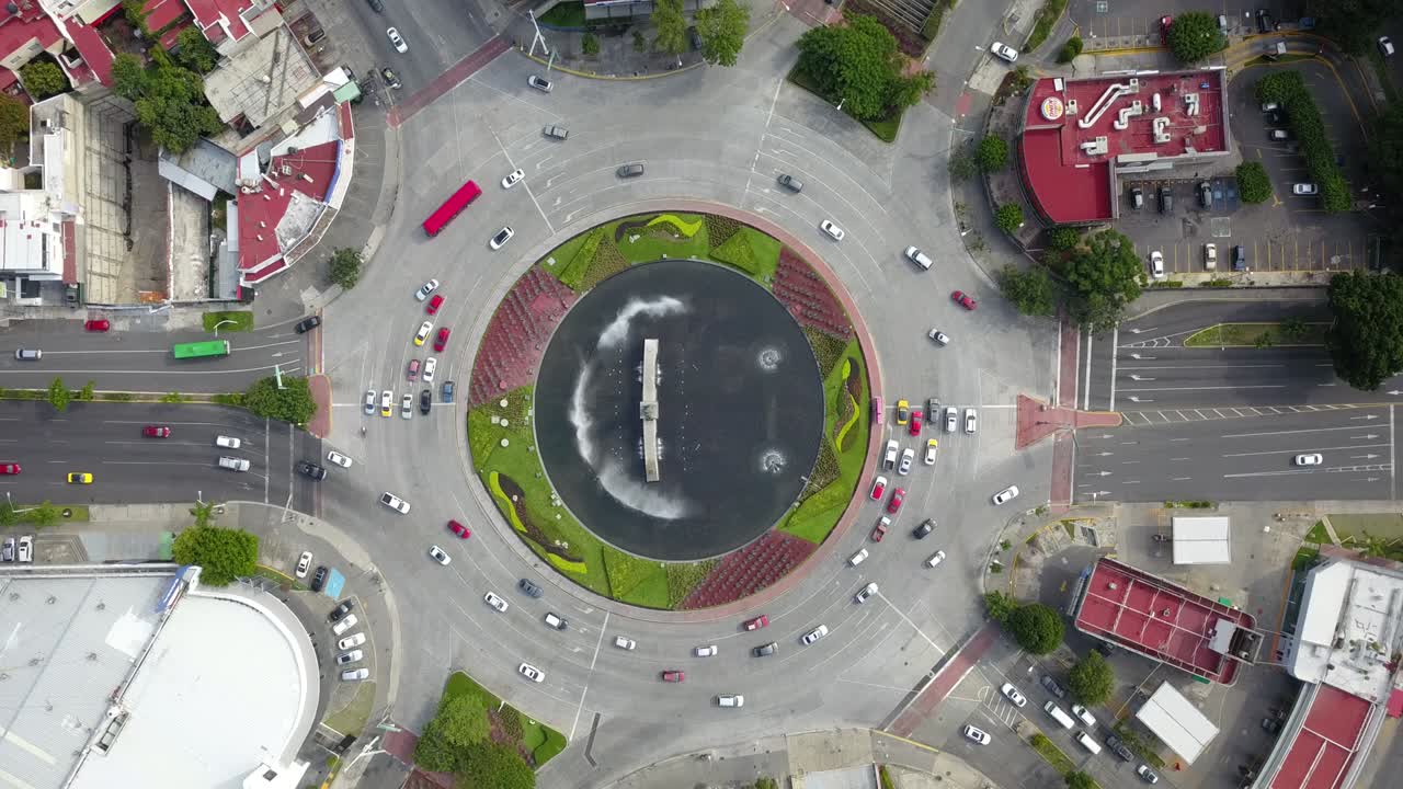 Filmato con vista zenitale del traffico sulla rotonda Minerva