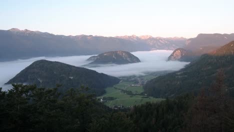 Mirador-En-Eslovenia-Con-Vistas-Al-Lago-Bohinj-Con-Una-Inversión-De-Nubes