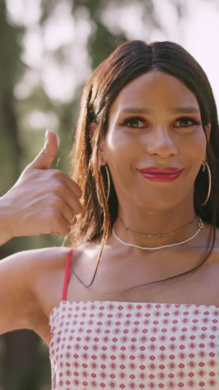 persona que levanta el pulgar