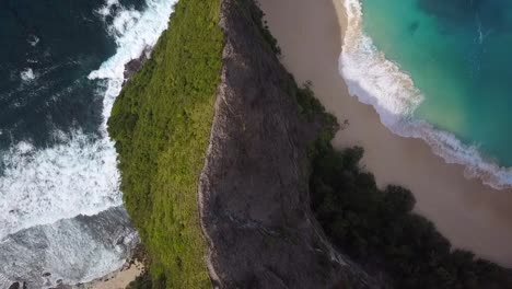 1 millón de dólares drone vista aérea vuelo muy alto vista de pájaro de instagram playa kelingking en nusa penida en bali indonesia es como parque jurásico naturaleza cinematográfica vista del acantilado arriba por philipp marnitz