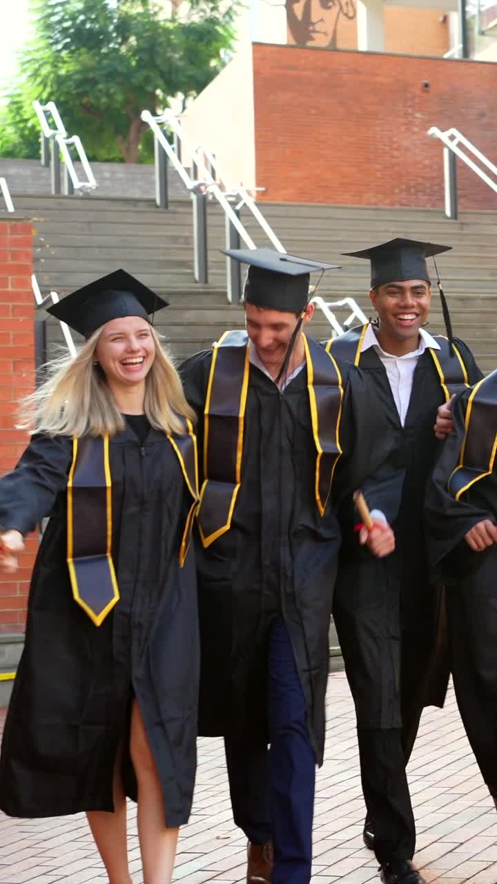 Laureati che festeggiano il loro successo